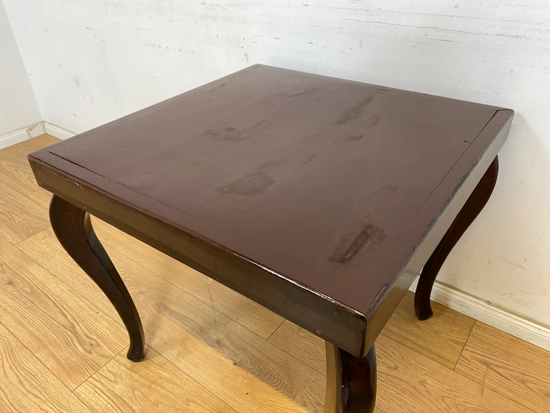 WMK Hübscher jedoch ziemlich abgerockter 1930er Jahre Couchtisch mit formschönen Füßen im Chippendale Stil
