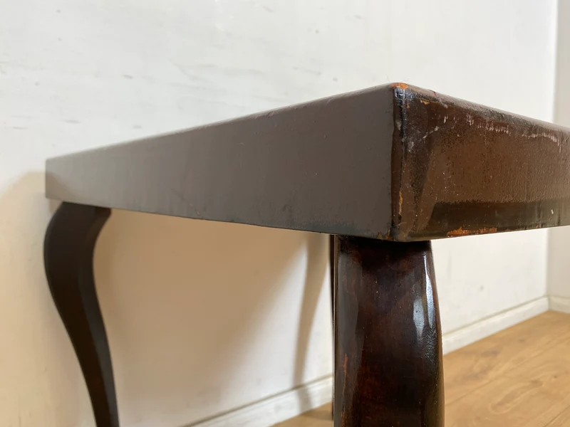 WMK Hübscher jedoch ziemlich abgerockter 1930er Jahre Couchtisch mit formschönen Füßen im Chippendale Stil