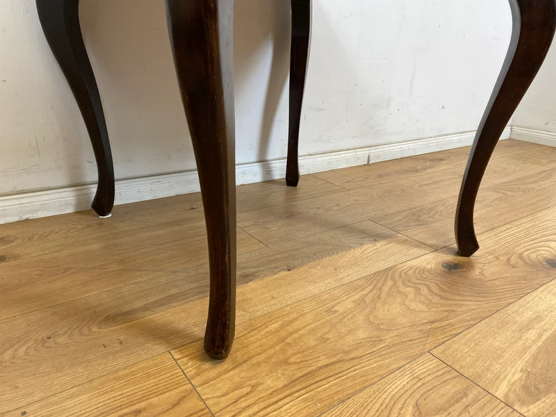 WMK Hübscher jedoch ziemlich abgerockter 1930er Jahre Couchtisch mit formschönen Füßen im Chippendale Stil