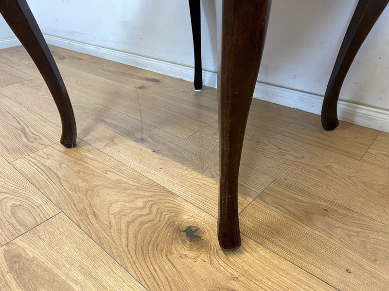 WMK Hübscher jedoch ziemlich abgerockter 1930er Jahre Couchtisch mit formschönen Füßen im Chippendale Stil