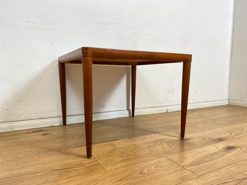WMK Hochwertiger und sehr gut erhaltener skandinavischer Mid-Century Couchtisch aus massivem Teakholz