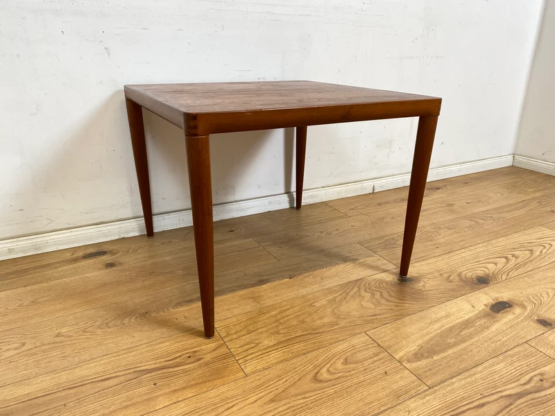 WMK Hochwertiger und sehr gut erhaltener skandinavischer Mid-Century Couchtisch aus massivem Teakholz