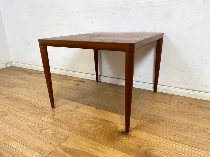 WMK Hochwertiger und sehr gut erhaltener skandinavischer Mid-Century Couchtisch aus massivem Teakholz
