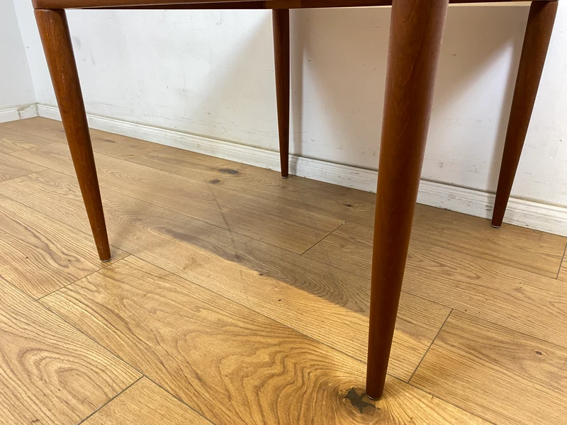 WMK Hochwertiger und sehr gut erhaltener skandinavischer Mid-Century Couchtisch aus massivem Teakholz