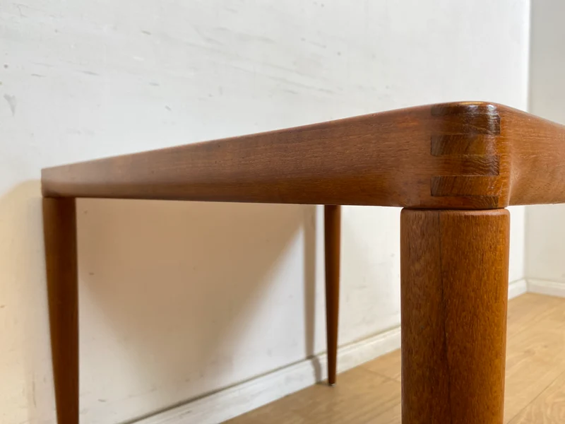 WMK Hochwertiger und sehr gut erhaltener skandinavischer Mid-Century Couchtisch aus massivem Teakholz