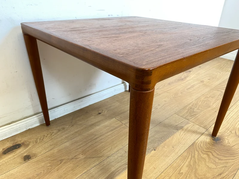 WMK Hochwertiger und sehr gut erhaltener skandinavischer Mid-Century Couchtisch aus massivem Teakholz