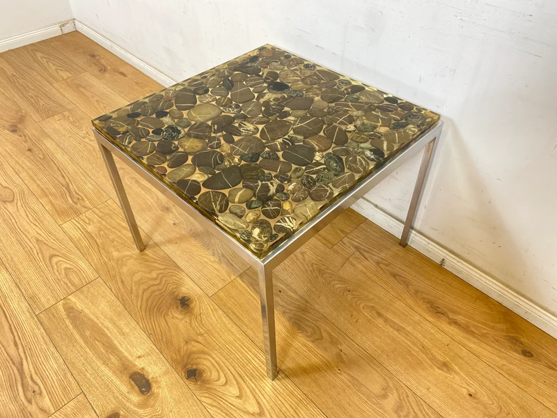 WMK Seltener und gut erhaltener 70er Jahre Couchtisch mit Epoxid Tischplatte mit eingelassenen echten Steinen auf Metallgestell