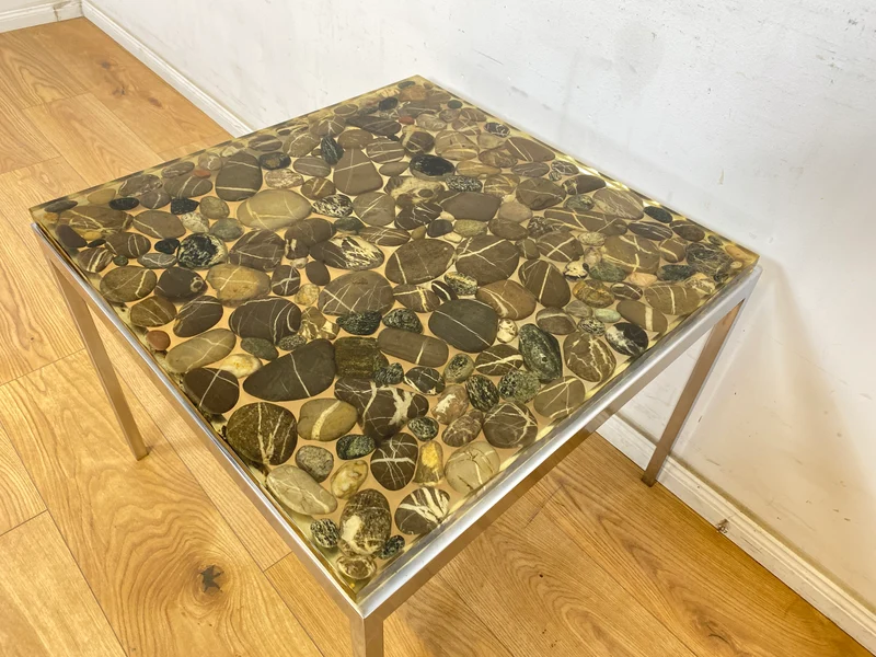 WMK Seltener und gut erhaltener 70er Jahre Couchtisch mit Epoxid Tischplatte mit eingelassenen echten Steinen auf Metallgestell