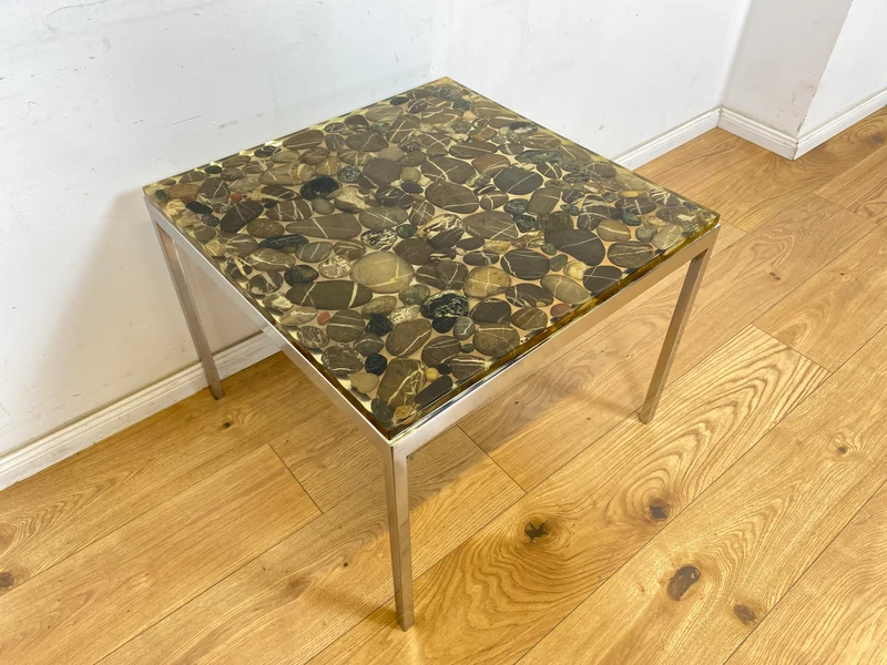 WMK Seltener und gut erhaltener 70er Jahre Couchtisch mit Epoxid Tischplatte mit eingelassenen echten Steinen auf Metallgestell