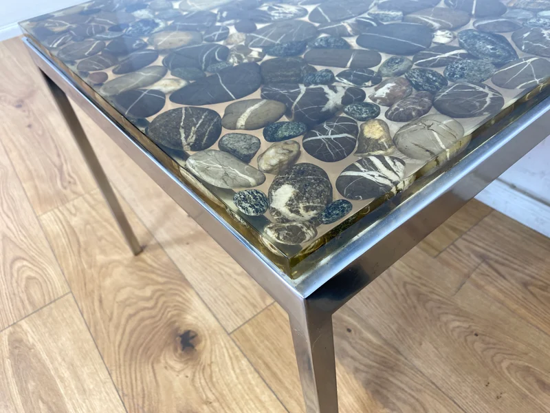 WMK Seltener und gut erhaltener 70er Jahre Couchtisch mit Epoxid Tischplatte mit eingelassenen echten Steinen auf Metallgestell