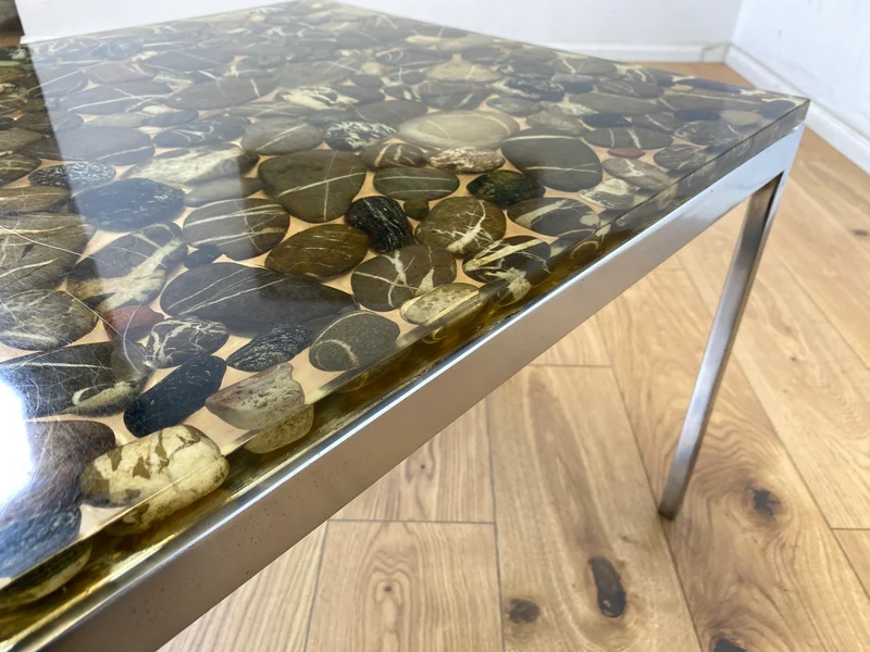 WMK Seltener und gut erhaltener 70er Jahre Couchtisch mit Epoxid Tischplatte mit eingelassenen echten Steinen auf Metallgestell