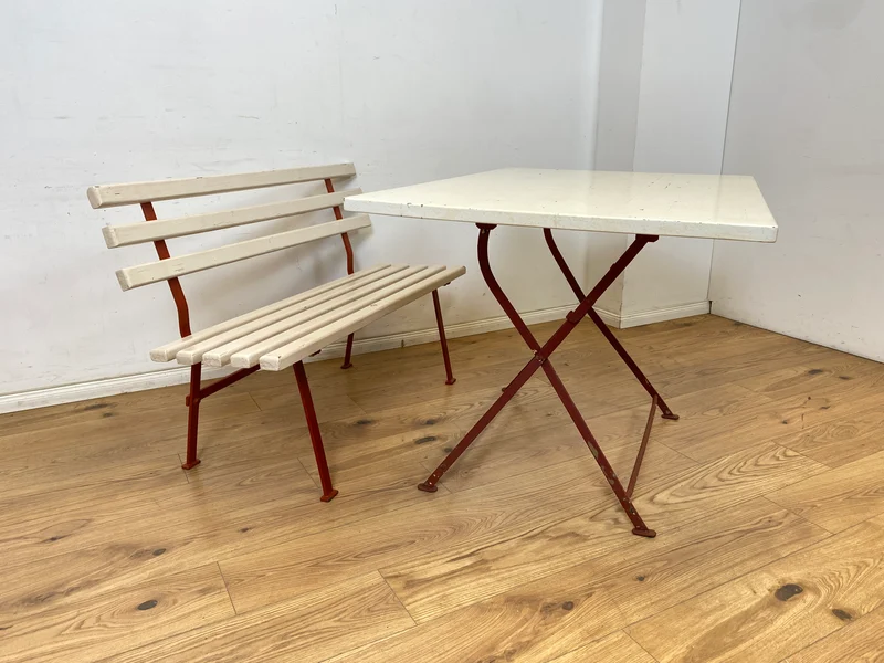 WMK Hübsches & seltenes 70er Jahre Gartenmöbel Set aus einer Sitzbank und passendem Klapptisch in weiß auf rotem Metallgestell