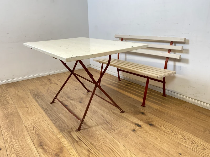 WMK Hübsches & seltenes 70er Jahre Gartenmöbel Set aus einer Sitzbank und passendem Klapptisch in weiß auf rotem Metallgestell