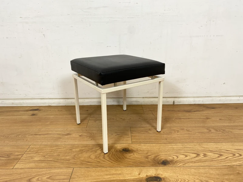 WMK Schöner und sehr gut erhaltener Vintage Hocker mit Sitz in schwarzem Kunstleder auf stabilem weißen Metallrahmen