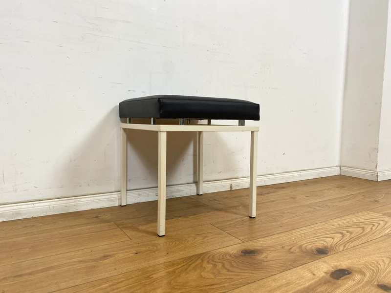 WMK Schöner und sehr gut erhaltener Vintage Hocker mit Sitz in schwarzem Kunstleder auf stabilem weißen Metallrahmen