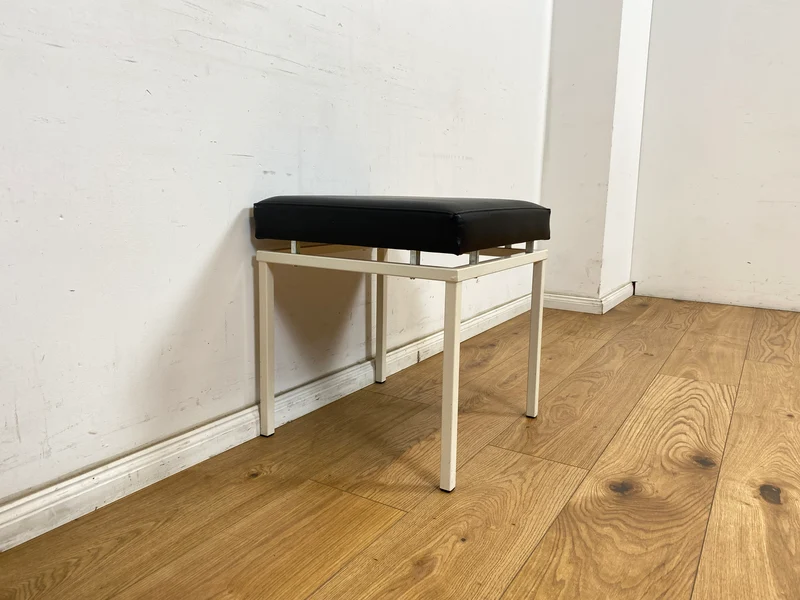 WMK Schöner und sehr gut erhaltener Vintage Hocker mit Sitz in schwarzem Kunstleder auf stabilem weißen Metallrahmen
