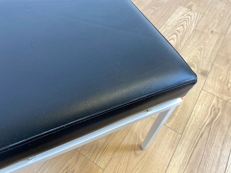 WMK Schöner und sehr gut erhaltener Vintage Hocker mit Sitz in schwarzem Kunstleder auf stabilem weißen Metallrahmen