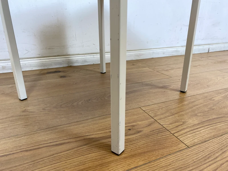 WMK Schöner und sehr gut erhaltener Vintage Hocker mit Sitz in schwarzem Kunstleder auf stabilem weißen Metallrahmen