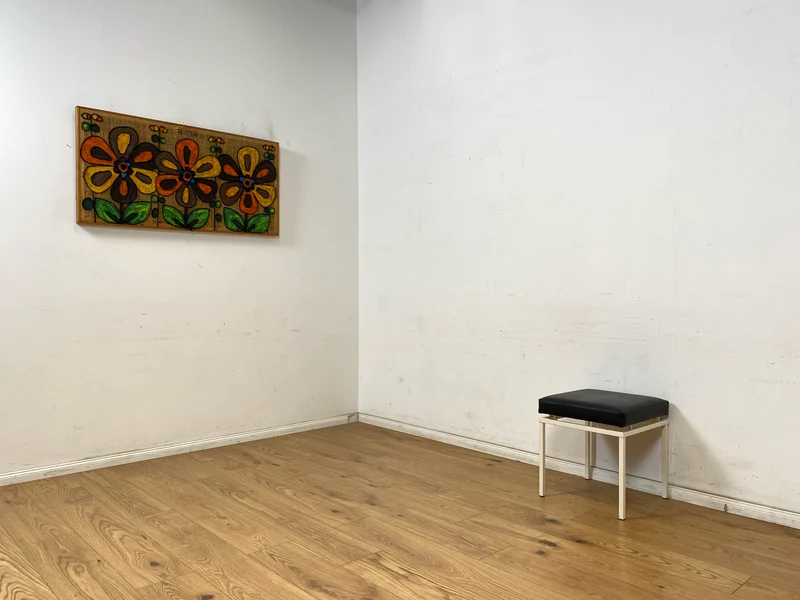 WMK Schöner und sehr gut erhaltener Vintage Hocker mit Sitz in schwarzem Kunstleder auf stabilem weißen Metallrahmen