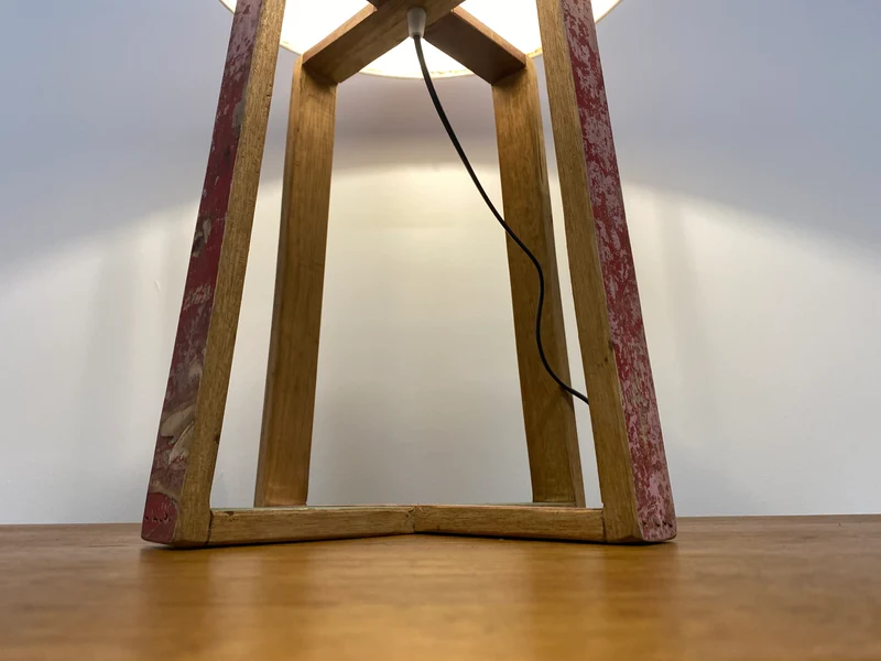 Boatwood by WMK # 1/3 Einzigartige Tischlampe mit Lampenfuß aus altem Bootsholz und weißem Lampenschirm, ein handgefertigtes Unikat in Originalfarben