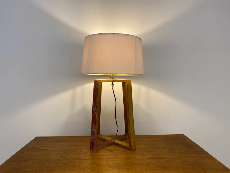 Boatwood by WMK # 1/3 Einzigartige Tischlampe mit Lampenfuß aus altem Bootsholz und weißem Lampenschirm, ein handgefertigtes Unikat in Originalfarben