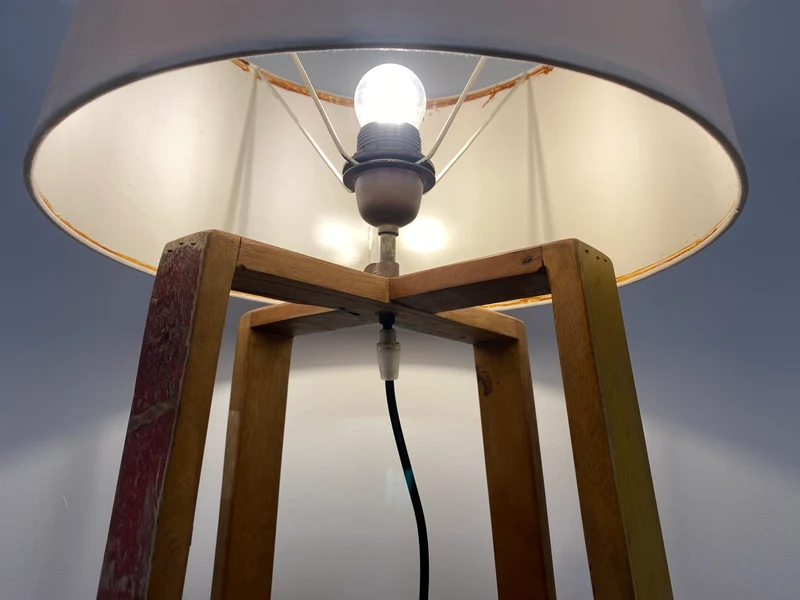 Boatwood by WMK # 1/3 Einzigartige Tischlampe mit Lampenfuß aus altem Bootsholz und weißem Lampenschirm, ein handgefertigtes Unikat in Originalfarben