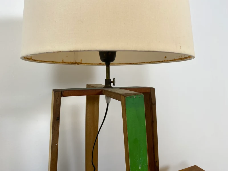 Boatwood by WMK # 1/3 Einzigartige Tischlampe mit Lampenfuß aus altem Bootsholz und weißem Lampenschirm, ein handgefertigtes Unikat in Originalfarben