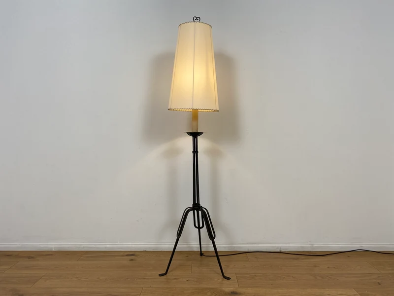 WMK # Interessante und gut erhaltene 60er Jahre Stehlampe mit formschönem schwarzen Metallfuß und großem weißen Lampenschirm