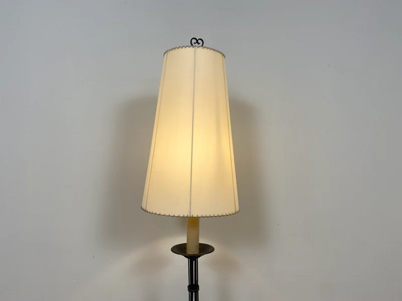 WMK # Interessante und gut erhaltene 60er Jahre Stehlampe mit formschönem schwarzen Metallfuß und großem weißen Lampenschirm