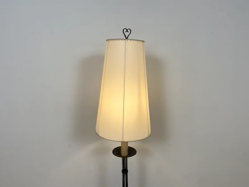 WMK # Interessante und gut erhaltene 60er Jahre Stehlampe mit formschönem schwarzen Metallfuß und großem weißen Lampenschirm