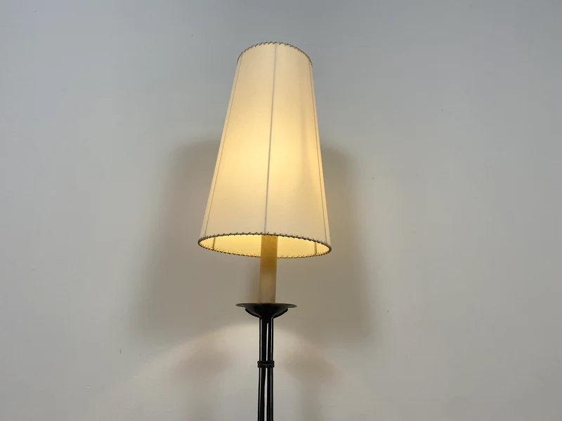 WMK # Interessante und gut erhaltene 60er Jahre Stehlampe mit formschönem schwarzen Metallfuß und großem weißen Lampenschirm