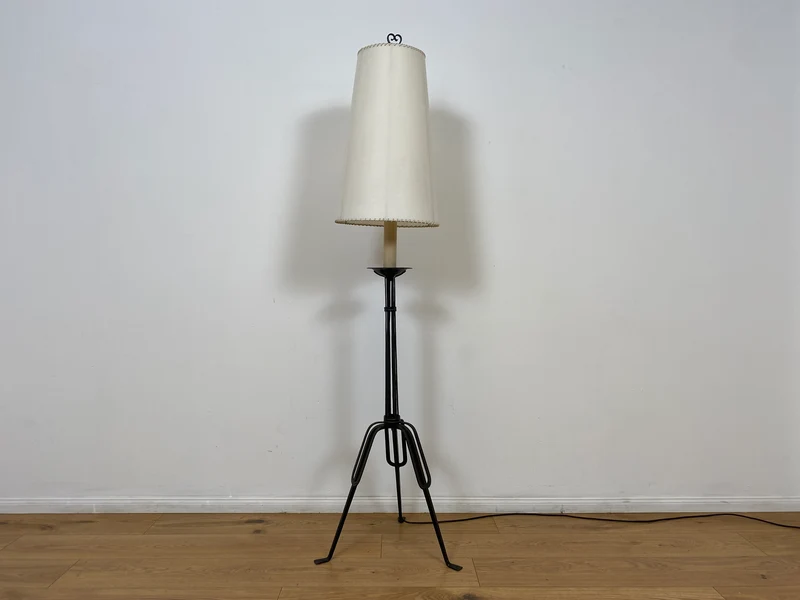 WMK # Interessante und gut erhaltene 60er Jahre Stehlampe mit formschönem schwarzen Metallfuß und großem weißen Lampenschirm