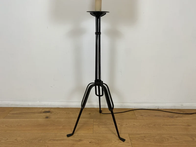 WMK # Interessante und gut erhaltene 60er Jahre Stehlampe mit formschönem schwarzen Metallfuß und großem weißen Lampenschirm