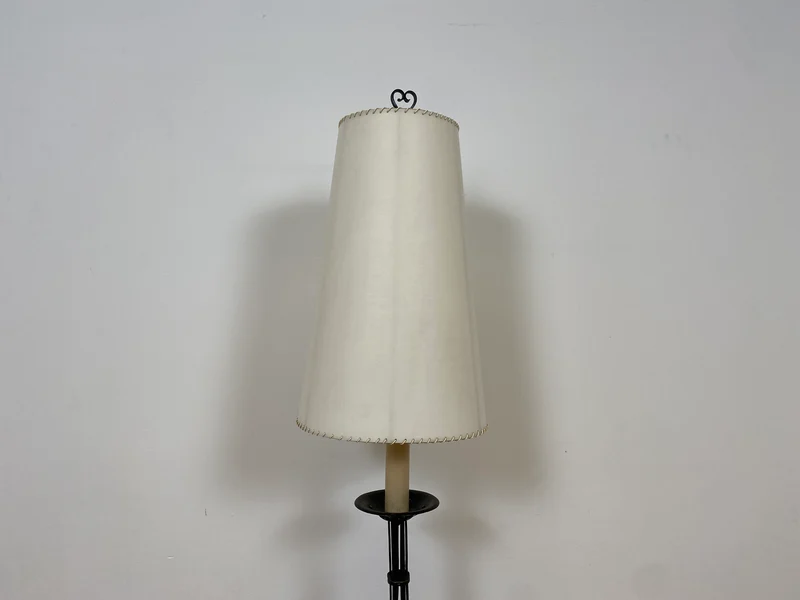WMK # Interessante und gut erhaltene 60er Jahre Stehlampe mit formschönem schwarzen Metallfuß und großem weißen Lampenschirm