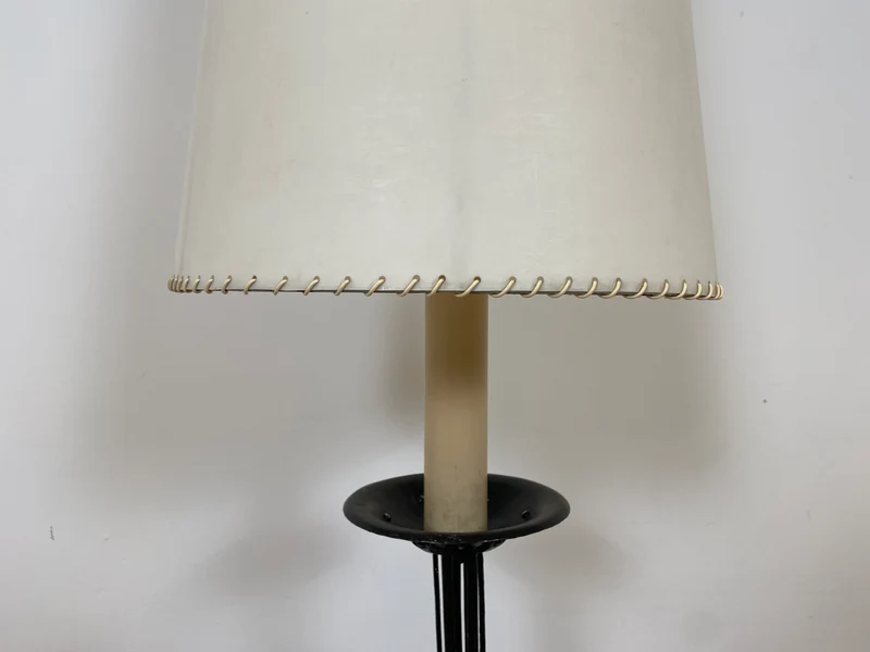 WMK # Interessante und gut erhaltene 60er Jahre Stehlampe mit formschönem schwarzen Metallfuß und großem weißen Lampenschirm