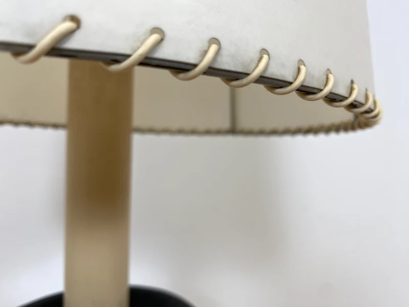 WMK # Interessante und gut erhaltene 60er Jahre Stehlampe mit formschönem schwarzen Metallfuß und großem weißen Lampenschirm