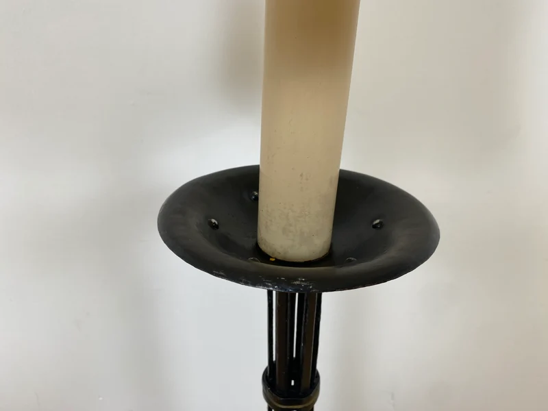 WMK # Interessante und gut erhaltene 60er Jahre Stehlampe mit formschönem schwarzen Metallfuß und großem weißen Lampenschirm