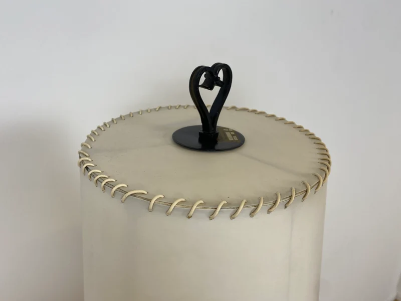 WMK # Interessante und gut erhaltene 60er Jahre Stehlampe mit formschönem schwarzen Metallfuß und großem weißen Lampenschirm