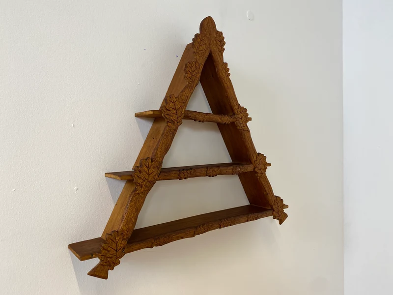 WMK Hübsches und gut erhaltenes Dänisches Volkskunst Amager Wandregal aus Holz, handgemacht & handgeschnitzt