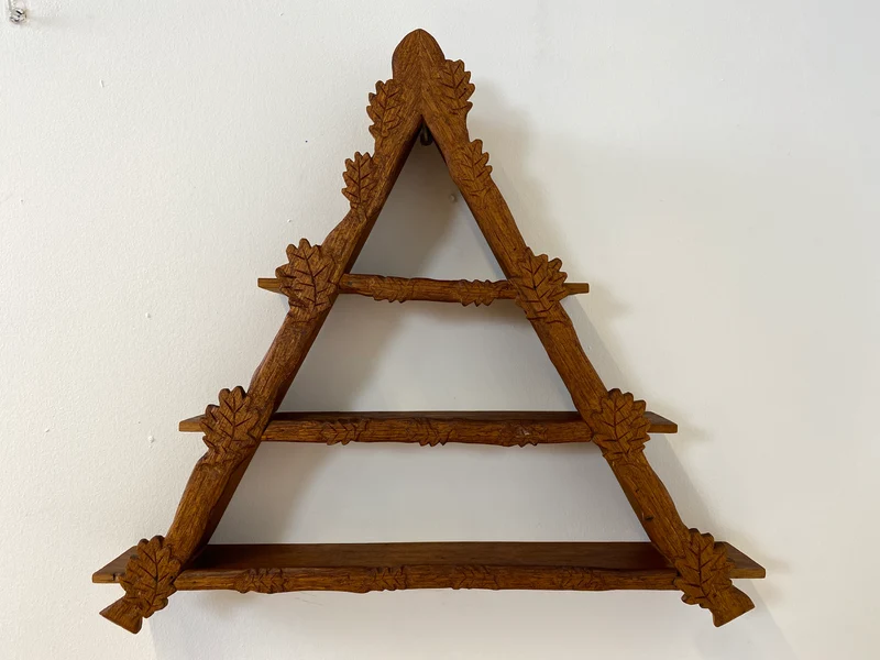 WMK Hübsches und gut erhaltenes Dänisches Volkskunst Amager Wandregal aus Holz, handgemacht & handgeschnitzt