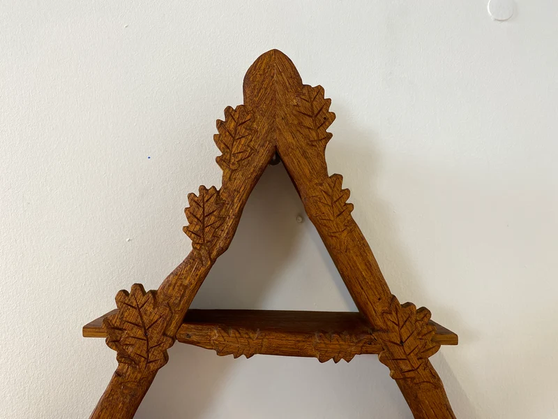 WMK Hübsches und gut erhaltenes Dänisches Volkskunst Amager Wandregal aus Holz, handgemacht & handgeschnitzt