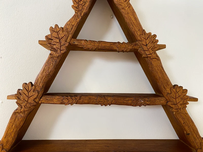 WMK Hübsches und gut erhaltenes Dänisches Volkskunst Amager Wandregal aus Holz, handgemacht & handgeschnitzt