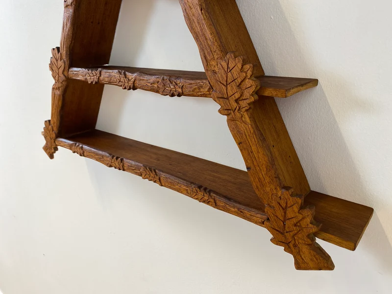 WMK Hübsches und gut erhaltenes Dänisches Volkskunst Amager Wandregal aus Holz, handgemacht & handgeschnitzt
