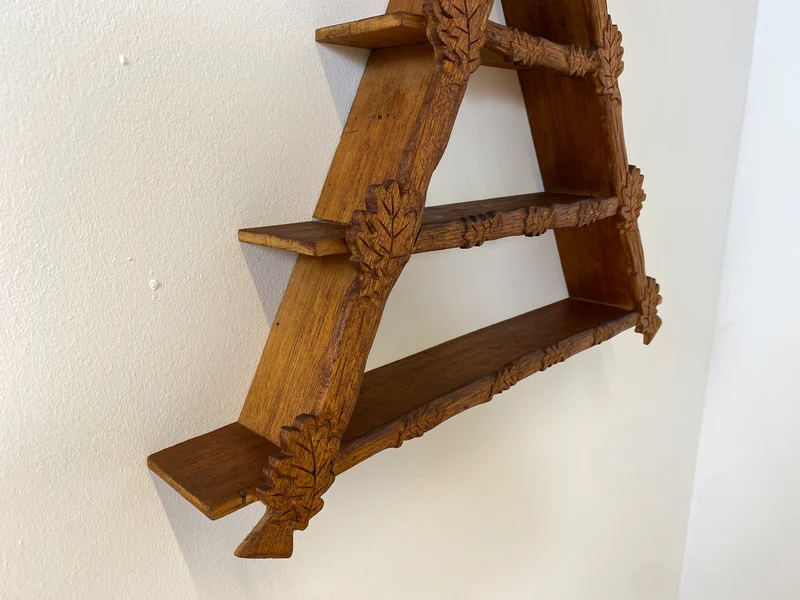 WMK Hübsches und gut erhaltenes Dänisches Volkskunst Amager Wandregal aus Holz, handgemacht & handgeschnitzt