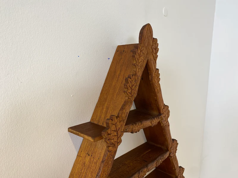 WMK Hübsches und gut erhaltenes Dänisches Volkskunst Amager Wandregal aus Holz, handgemacht & handgeschnitzt