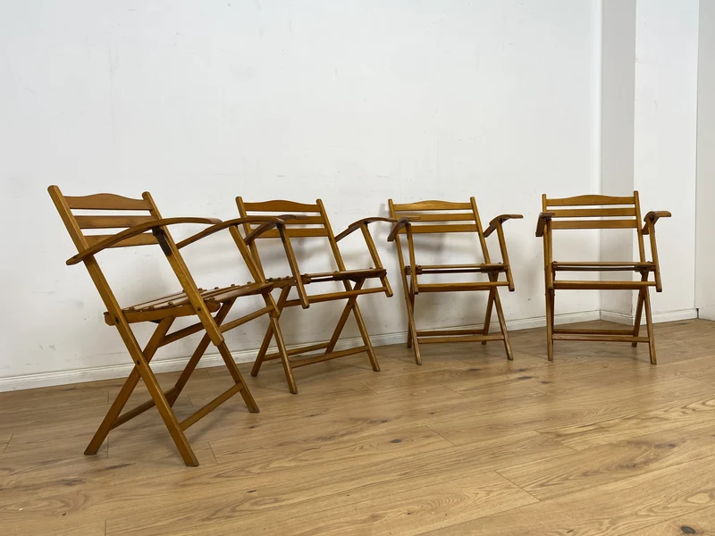 WMK 1/4 Besonders schöner, bequemer und sehr gut erhaltener Mid-Century Klappstuhl aus Holz