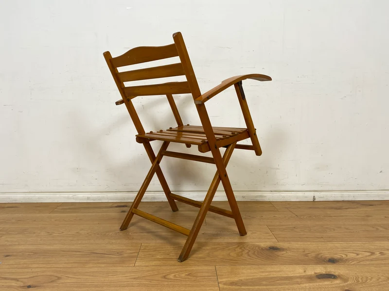 WMK 1/4 Besonders schöner, bequemer und sehr gut erhaltener Mid-Century Klappstuhl aus Holz
