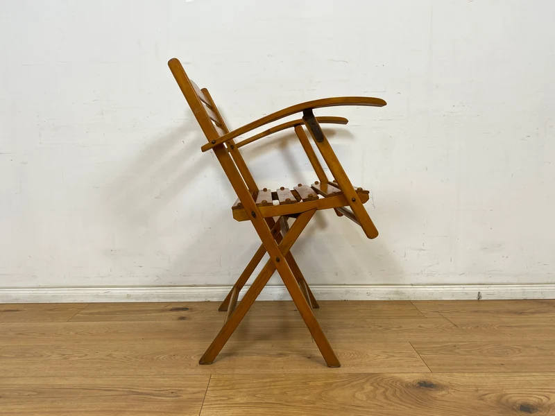 WMK 1/4 Besonders schöner, bequemer und sehr gut erhaltener Mid-Century Klappstuhl aus Holz