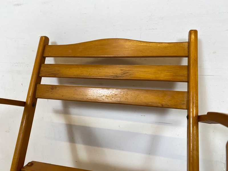 WMK 1/4 Besonders schöner, bequemer und sehr gut erhaltener Mid-Century Klappstuhl aus Holz