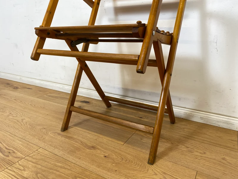 WMK 1/4 Besonders schöner, bequemer und sehr gut erhaltener Mid-Century Klappstuhl aus Holz